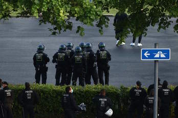 Un grupo de policías alemanes, en Colonia. (Rolf VENNENBERND/AFP)