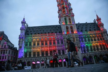 Bruselako Udala, ostadarraren kolorez argiztatuta, LGTBI komunitatearekin elkartasunez. (Aris OIKONOMOU/AFP)