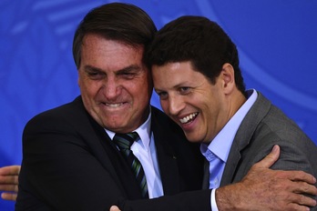 Jair Bolsonaro abraza a su ya exministro Ricardo Salles. (Evaristo SA / AFP)
