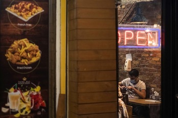 Londres prohibirá anuncios de comida basura. (Morteza NIKOUBAZL/AFP)