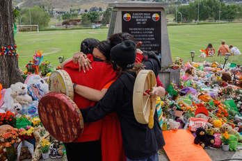 Monumento que recuerda a los 215 niños cuyas tumbas aparecieron en un internado para indígenas de Canadá gestionado por la Iglesia católica. (Cole Burston / AFP)