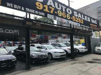 Un concesionario de vehículos usados en el centro de Brooklyn, Nueva York. (Thomas URBAIN | AFP)
