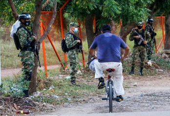 Soldados montan guardia cerca del Aeropuerto Internacional Camilo Daza, en la ciudad de Cúcuta. (Schneyder MENDOZA | AFP)