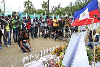 Un hombre rinde homenaje al fallecido Jovenel Moise ante el palacio presidencial. (Valerie BAERISWYL / AFP)