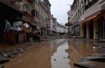Una calle arrasada por la riada en la ciudad de Ahrweiler. (CHRISTOF STACHE / AFP)
