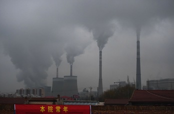 Una central térmica de carbón en Datong, provincia de Shanxi, el 19 de noviembre de 2015. (Greg BAKER | AFP)