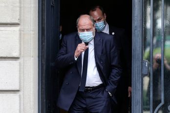 El ministro francés de Justicia, Eric Dupond-Moretti, sale del Tribunal de Justicia de la República tras declarar durante seis horas. (Geoffroy VAN DER HASSELT/AFP)