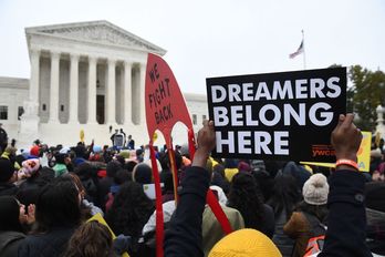 Protesta ante el Tribunal Supremo en Washington para defender el programa DACA. (Saul LOEB/AFP)