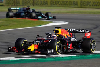 Max Verstappen no pierde oportunidad de sumar puntos. (Adrian DENNIS/AFP)