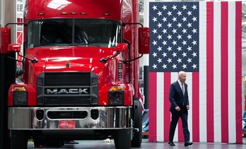 El presidente estadounidense, Joe Biden, en la factoría de Mack Trucks en Macungie, Pensilvania, el pasado 28 de julio de 2021. (Saul LOEB | AFP)