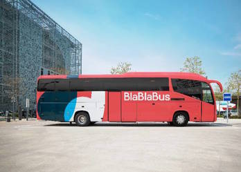 Imagen de un autobús decorado ya con el logotipo de la empresa Blablacar. (BLABLACAR)