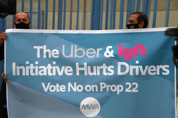 Conductores haciendo campaña por el no en el referéndum de la Proposición 22 (Foto: ROBYN BECK | AFP) 