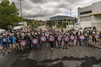 Huelguistas de Tubacex en Amurrio, en la visita de Oskar Matute y otros representantes de EH Bildu. (Jaizki FONTANEDA/FOKU)
