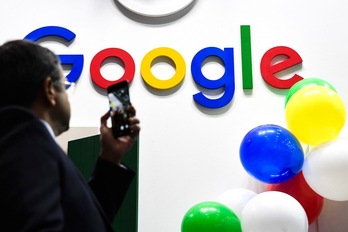 Un logo de Google en la feria de innovación y startups Vivatech, en París, en mayo de 2019. (Alain JOCARD | AFP)