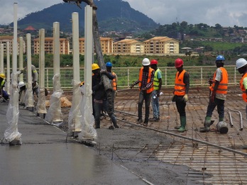 Un grupo de trabajadores de la construcción en el estadio Olembe de Yaundé, Camerún, donde el próximo año se disputará la Copa Africana de Naciones. (Adrien MAROTTE/AFP)