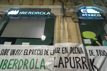 Protesta en Bilbo frente a una oficina de Iberdrola por los abusivos precios de la electricidad. (Marisol RAMÍREZ/FOKU)