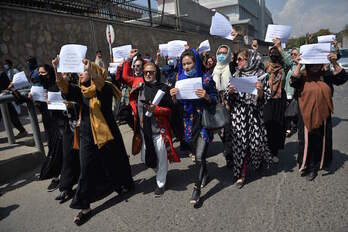 Mujeres de Kabul piden un gobierno mixto. (Hoshana HASHIMI/AFP)