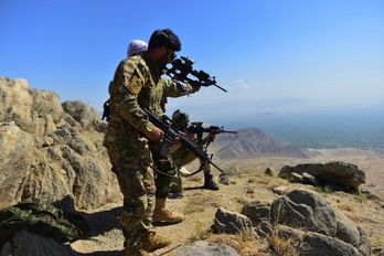 Milicianos anti-talibanes en el distrito de Anaba, en el Panshir. (AHMAD SAHEL ARMAN-AFP)