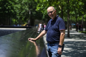 Joseph Dittmar, sobreviviente del piso 105 de la torre sur del World Trade Center, en el Memorial a las víctimas de los atentados, el 8 de junio de 2021, en Nueva York. (Angela WEISS/AFP)