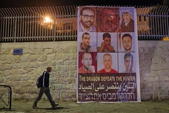 Ihes egin zuten sei preso palestinarren argazkiak Belen herrian. (Ahmad GHARABLI/AFP)