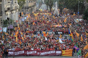 Imagen de la cabecera de la manifestación de la Diada. (Josep LAGO/AFP)