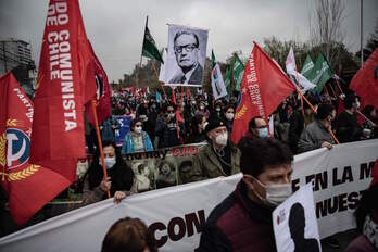 Banderas comunitas y retrado de Salvador Allende en la manifestación en Santiago. (Martín BERNETTI/AFP)