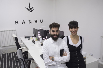 Rodrigo Folgueira y Verónica Díez son los fundadores de la marca ecológica y sostenible Banbu. Recientemente han transladado la empresa de Arrasate a Torrelavega.