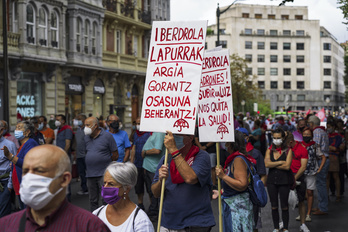 Carteles contra Iberdrola en una marcha convocada por los pensionistas vascos. (Aritz LOIOLA/FOKU)