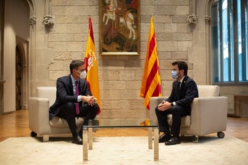 Un momento de la reunión mantenida por Sánchez y Aragonés en la Generalitat. (David ZORRAKINO/EUROPA PRESS)