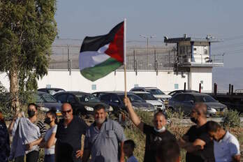 Movilización de palestinos en el exterior de la cárcel de Gilboa. (Ahmad GHARABLI/AFP)