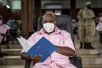 Paul Rusesabagina sentado durante el proceso judicial en su contra. (Simon WOHLFAHRT/AFP) 