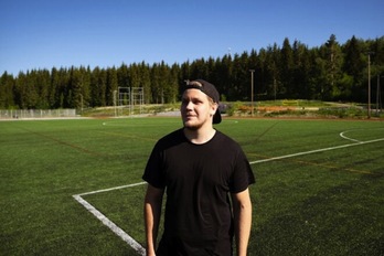 Atte Tuominen, de 22 años, posa en Heinavesi, Finlandia. (Alessandro Rampazzo / AFP)