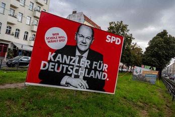 Cartel electoral de Olaf Scholz colocado en Berlín. (John MACDOUGALL/ AFP)