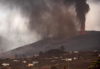 El volcán de Cumbre Vieja sigue arrojando lava y ceniza. (DESIREE MARTIN / AFP) 