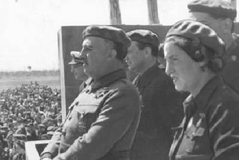 El dictador Franciso Franco junto a Pilar Primo de Rivera, fundadora de la Sección Femenina. Ambos recibieron la Medalla al Mérito en el Trabajo.