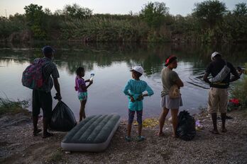 Haitiarr familia bat, Rio Grande gurutzatekotan. (Paul RATJE / AFP)