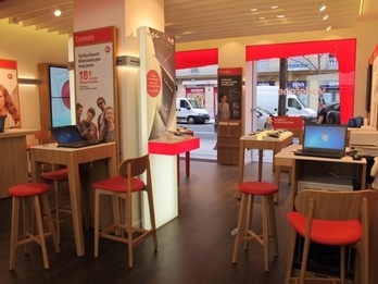 Interior de una tienda Vodafone. (www.vodafone.es)