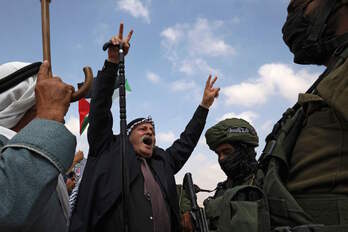 Palestinos protestan ante soldados israelíes. (Hazem BADER/AFP)