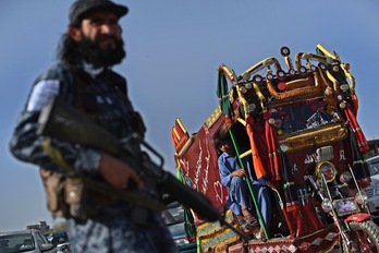 Un policía talibán en un control en Kabul. (WAKIL KOHSAR-AFP)