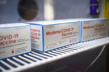 Envases con viales de la vacuna Moderna Covid-19 en un centro de salud de Los Ángeles, California. (Foto de Patrick T.FALLON/AFP)