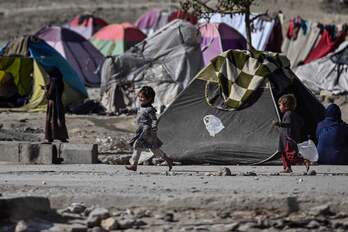 Menores en un campo de refugiados en Kabúl. (Hector RETAMAL / AFP)