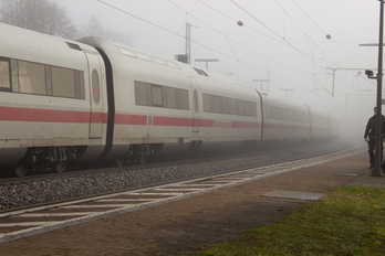  Un tren de alta velocidad en la estación de tren de Seubersdorf, al sur de Alemania. (STR/AFP)