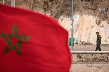 Bandera marroquí en la frontera con Argelia. (Fadel SENNA/AFP)