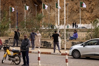 Argelia ha acusado a Marruecos de matar a tres argelinos en una carretera del desierto, mientras aumentan las tensiones entre los vecinos por el disputado Sáhara Occidental. (Fadel SENNA/AFP)