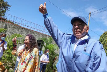 El presidente de Nicaragua, Daniel Ortega, y la vicepresidenta, Rosario Murillo. (César PÉREZ/AFP)