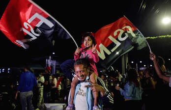 Simpatizantes sandinistas celebran la victoria de Daniel Ortega. (Oswaldo RIVAS/AFP)