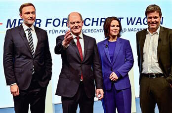 El próximo canciller, Olaf Scholz, con líderes del FDP, Chirstian Lindnber, y de los y Verdes, Annalena Baerbock and Robert Habeck. (Tobias SCHWARZ/AFP)