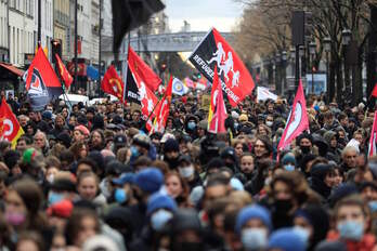 Manifestantes antifascistas en París contra el mitin de Eric Zemmour. (Sammer AL-DOUMY/AFP)