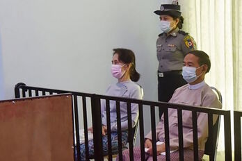 Aung Suu Kyi y el presidente derrocado, Win Myint, durante el juicio. (AFP)