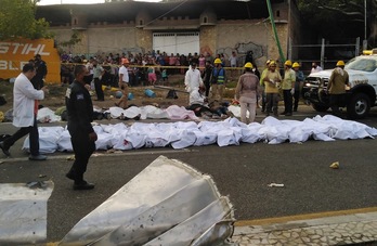 Cuerpos de algunos de los más de 50 migrantes que han muerto en un accidente en el estado mexicano de Chiapas. (Sergio HERNÁNDEZ/FOKU)
